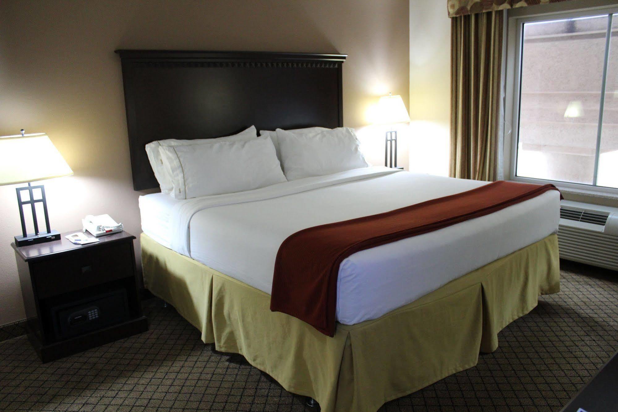 Holiday Inn Express Hotel&Suites Sedalia, an IHG Hotel Exterior foto