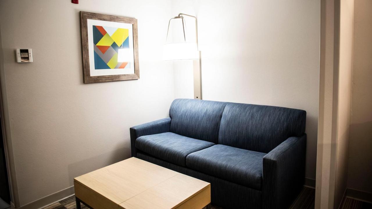Holiday Inn Express Hotel&Suites Sedalia, an IHG Hotel Habitación foto